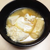 落とし卵と豆腐と揚げの味噌汁